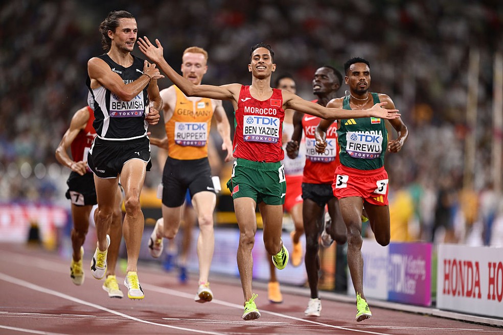 Neozelandês é pisoteado nos 3000m, mas se recupera e garante vaga na final do Mundial; veja