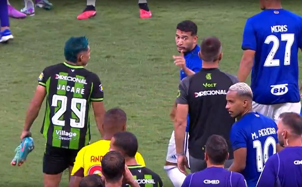 Princípio de confusão entre jogadores de Cruzeiro e América-MG — Foto: Premiere