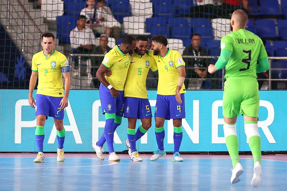 Neguinho, camisa 5, marcou o quarto e quinto gols do Brasil contra a Costa Rica — Foto: Robertus Pudyanto - FIFA/FIFA via Getty Images