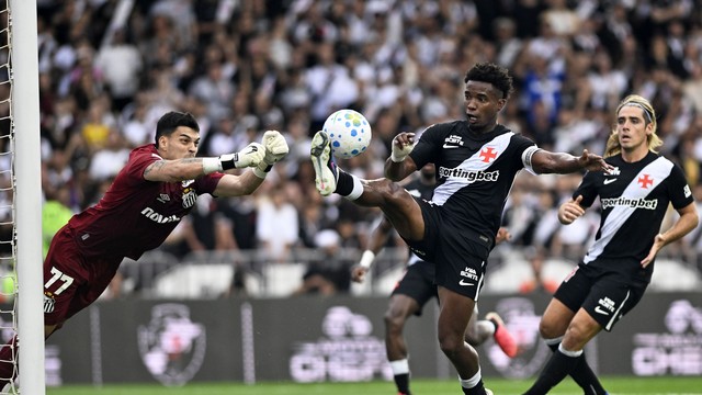 Gabriel Brazão evita o gol do Vasco