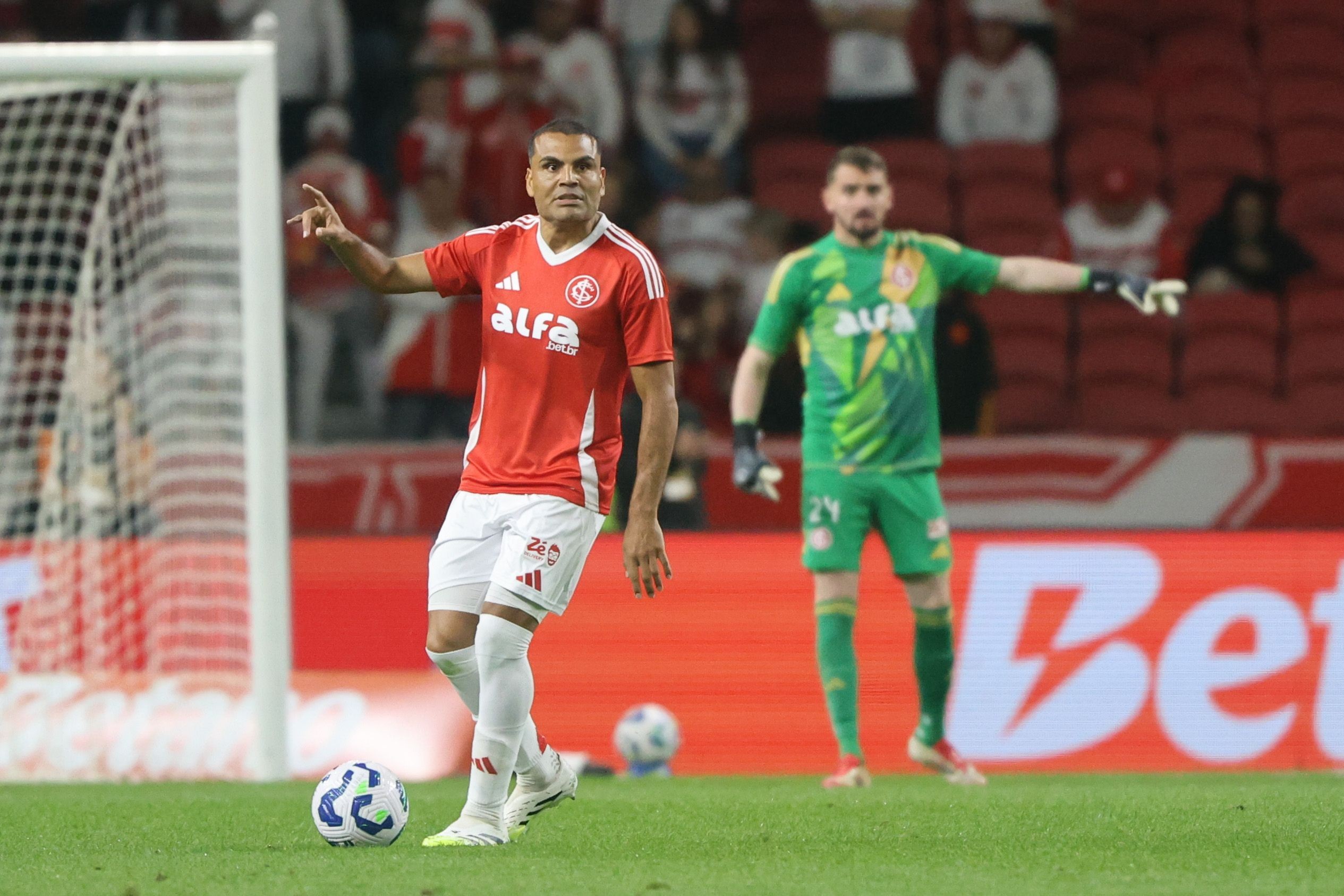 Inter testa novo esquema para conter fragilidade defensiva