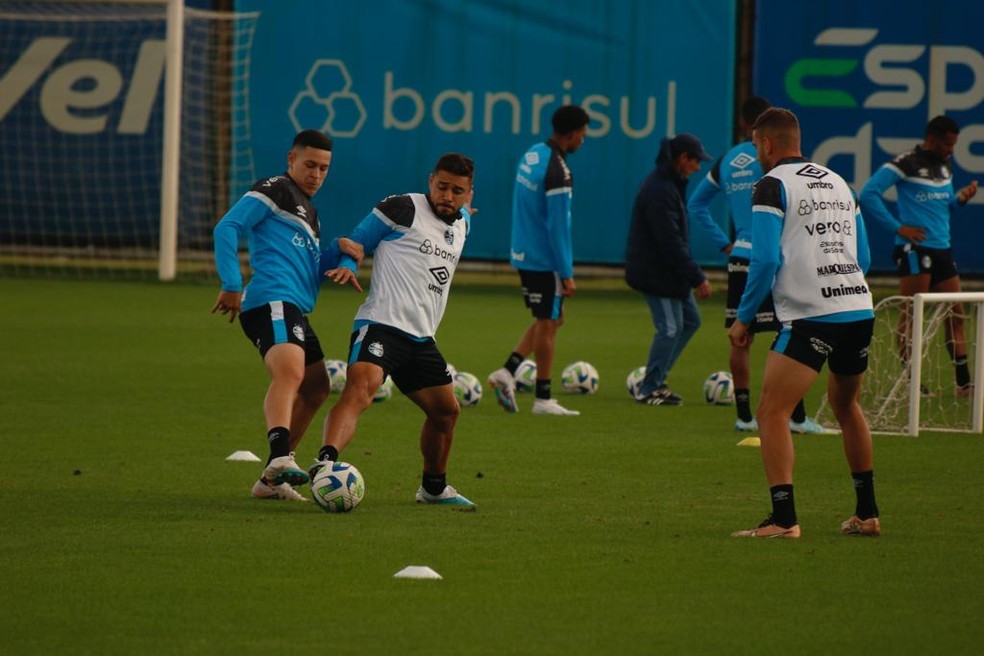 João Pedro volta a treinar no Grêmio — Foto: Gabriel Girardon