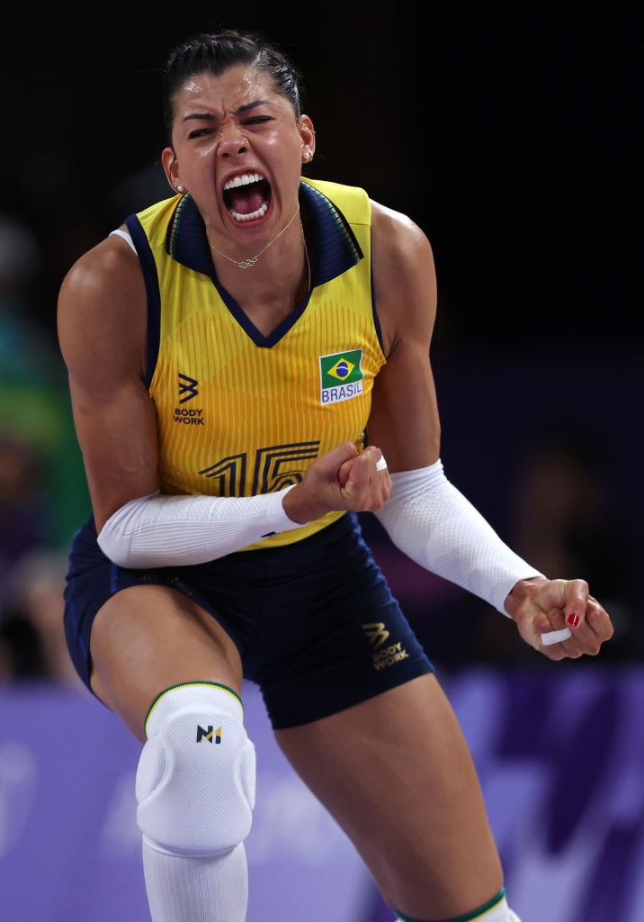 Carolana projeta volta ao vôlei após cirurgias para tratar câncer: "Momentos super desafiadores"