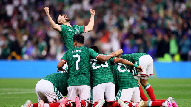Jogadores do México comemoram gol contra o Equador