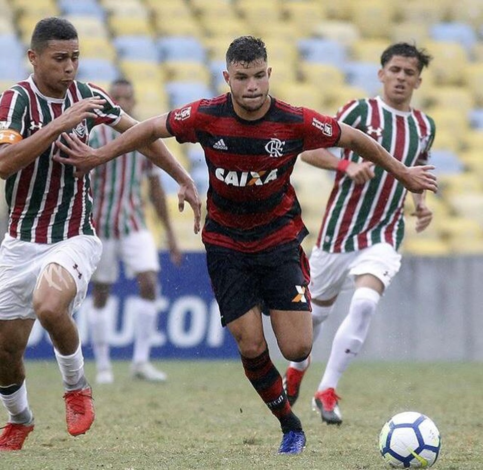 Torcedores do Flamengo criticam promessa da base que saiu do clube