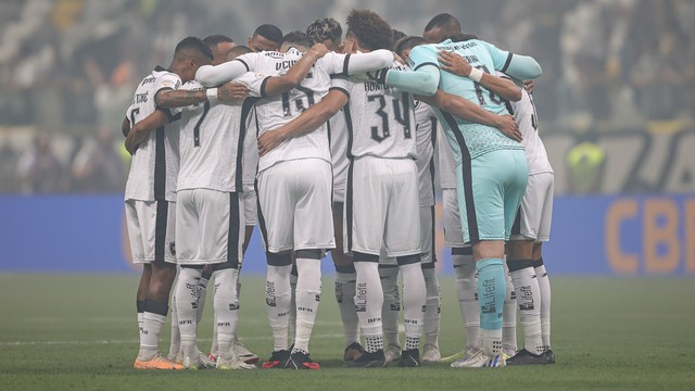 Jogadores do Botafogo antes na partida diante do Atlético-MG, na Arena MRV