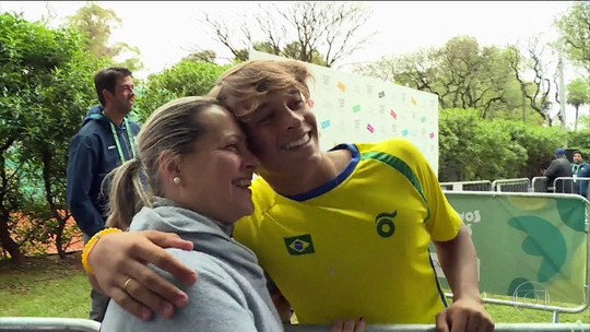 Conheça a mãe que viaja, mas nunca viu o filho tenista jogar: "Ela anda 10km do lado de fora" - Programa: Globo Esporte RJ 