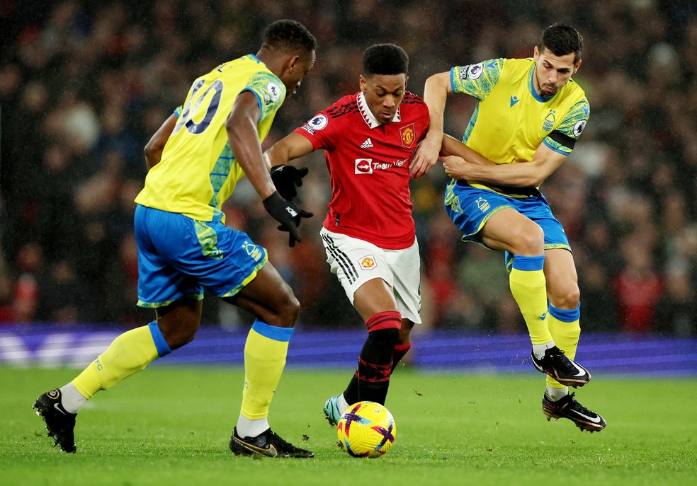 Martial é marcado por dois rivais durante Manchester United x Nottingham Forest — Foto: REUTERS