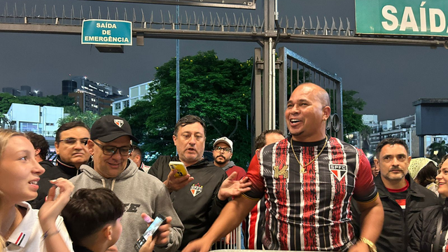 Aloísio Chulapa em entrada do Morumbis durante problema com catracas