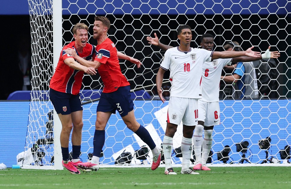 Bellingham e Saka reclamam de gol de Heggem; árbitro anula gol da Noruega contra a Inglaterra baseado em nova regra — Foto: Paul Childs/Reuters