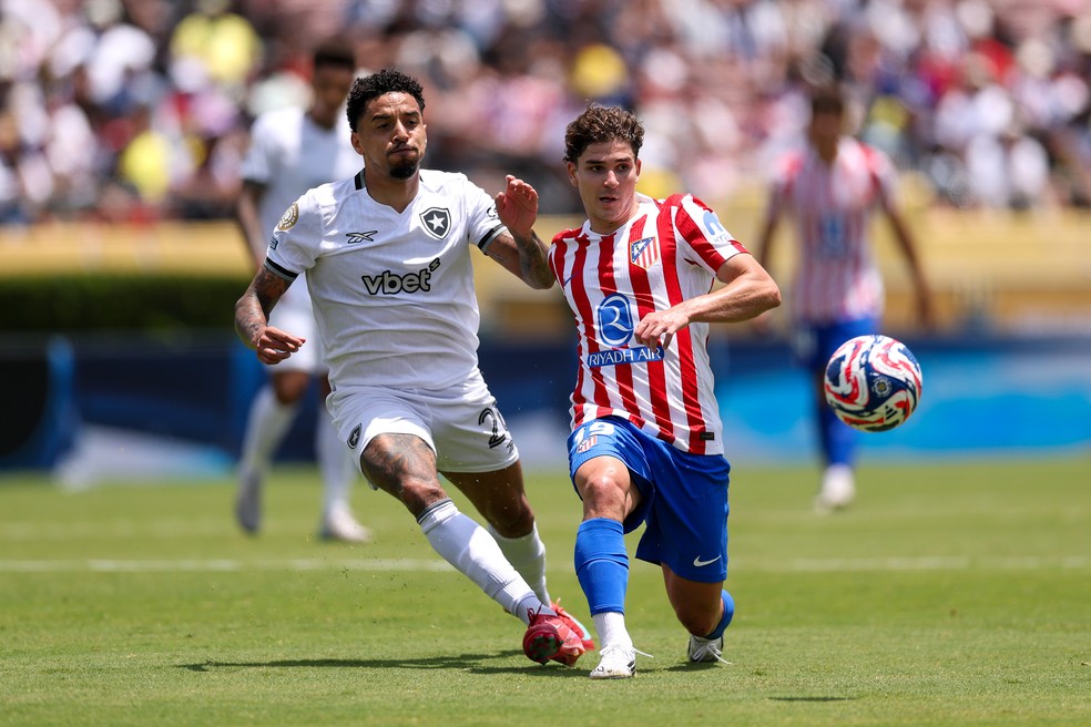 Disputa de bola entre Gregore e Julián Álvarez — Foto: Alex Pantling - FIFA/FIFA via Getty Images