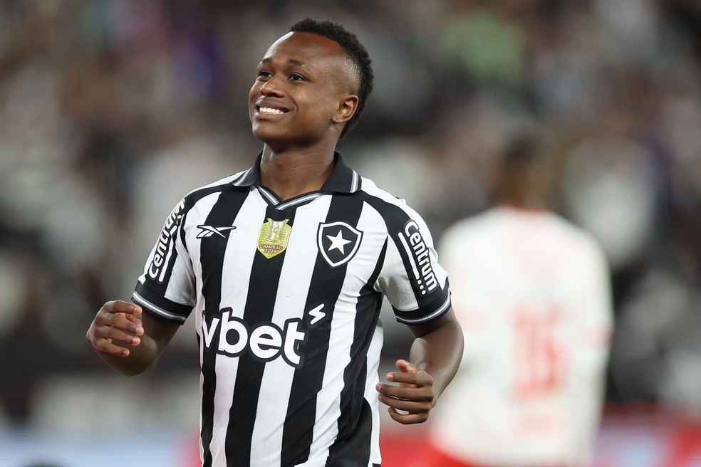 Nathan Fernandes do Botafogo comemora após sofrer lesão.