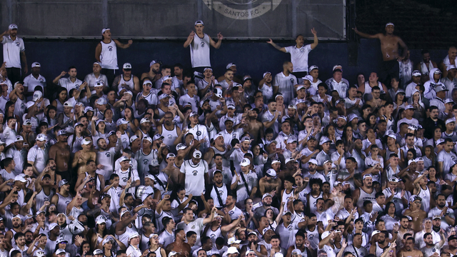 Torcida do Santos em clássico contra o São Paulo