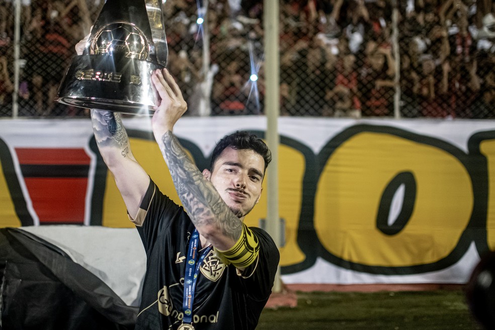Zeca levanta a taça da Série B e termina campeonato como capitão do Vitória — Foto: Victor Ferreira/EC Vitória