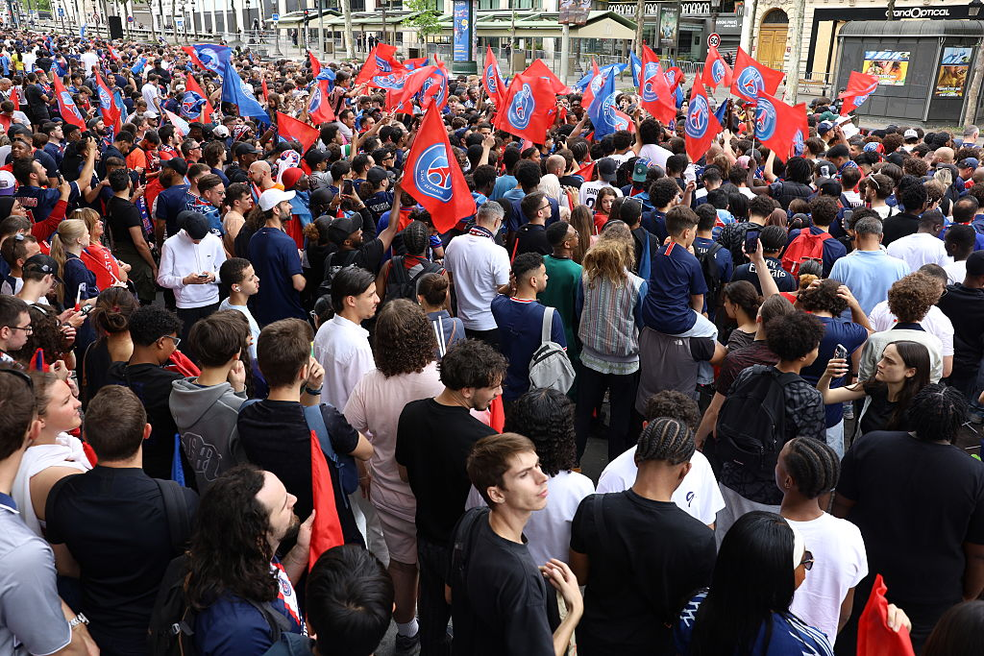 Torcedores do PSG comemoram título da Champions nas ruas de Paris — Foto: Ameer Alhalbi/Anadolu via Getty Images