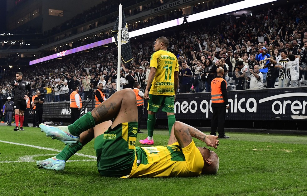 Deyverson é atingido por objeto em Corinthians x Cuiabá — Foto: Marcos Ribolli