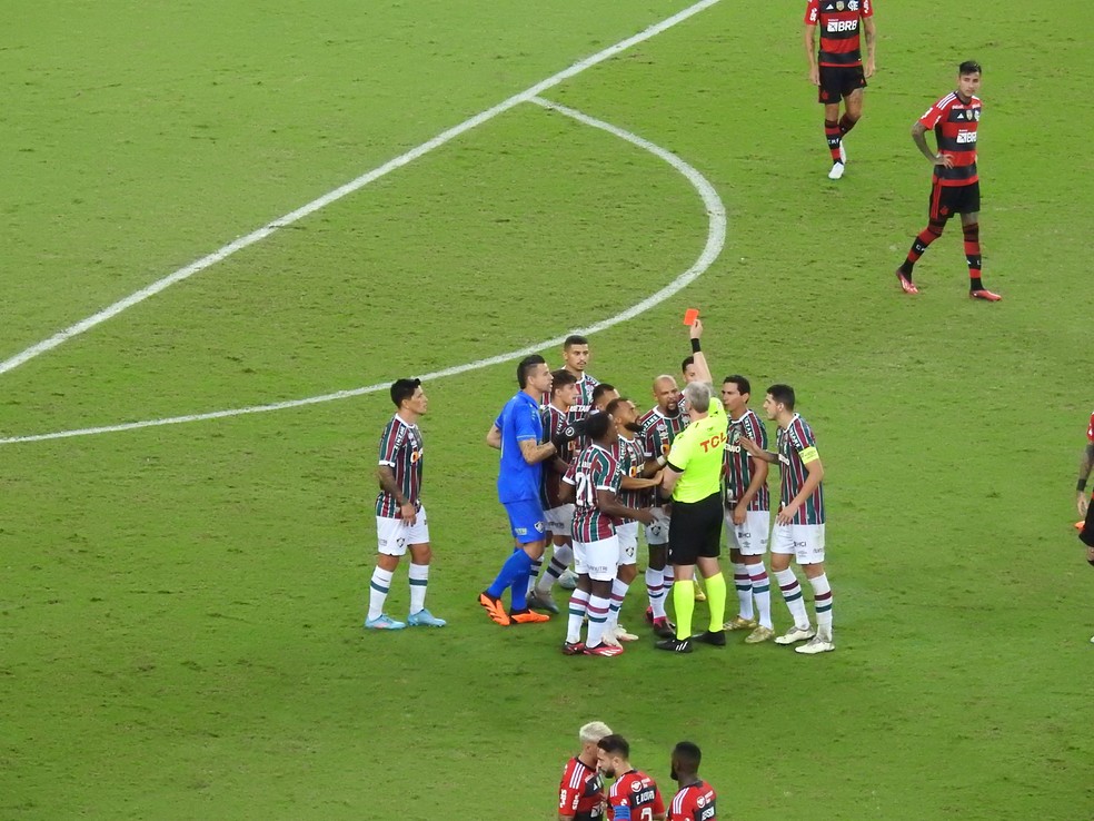 Felipe Melo &eacute; expulso ap&oacute;s entrada dura em Gabigol &mdash; Foto: Fred Gomes