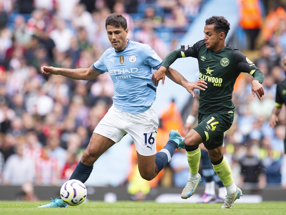Rodri e Fabio Carvalho em Manchester City x Brentford na Premier League — Foto: EFE/EPA/Peter Powell