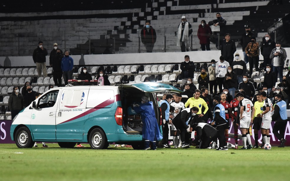 Com ambulância e confusão, Fla goleia Olimpia e encaminha vaga - Esportes -  R7 Futebol