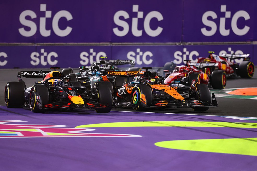 Max Verstappen e Oscar Piastri disputam liderança na largada do GP da Arábia Saudita — Foto: Alex Pantling/Getty Images