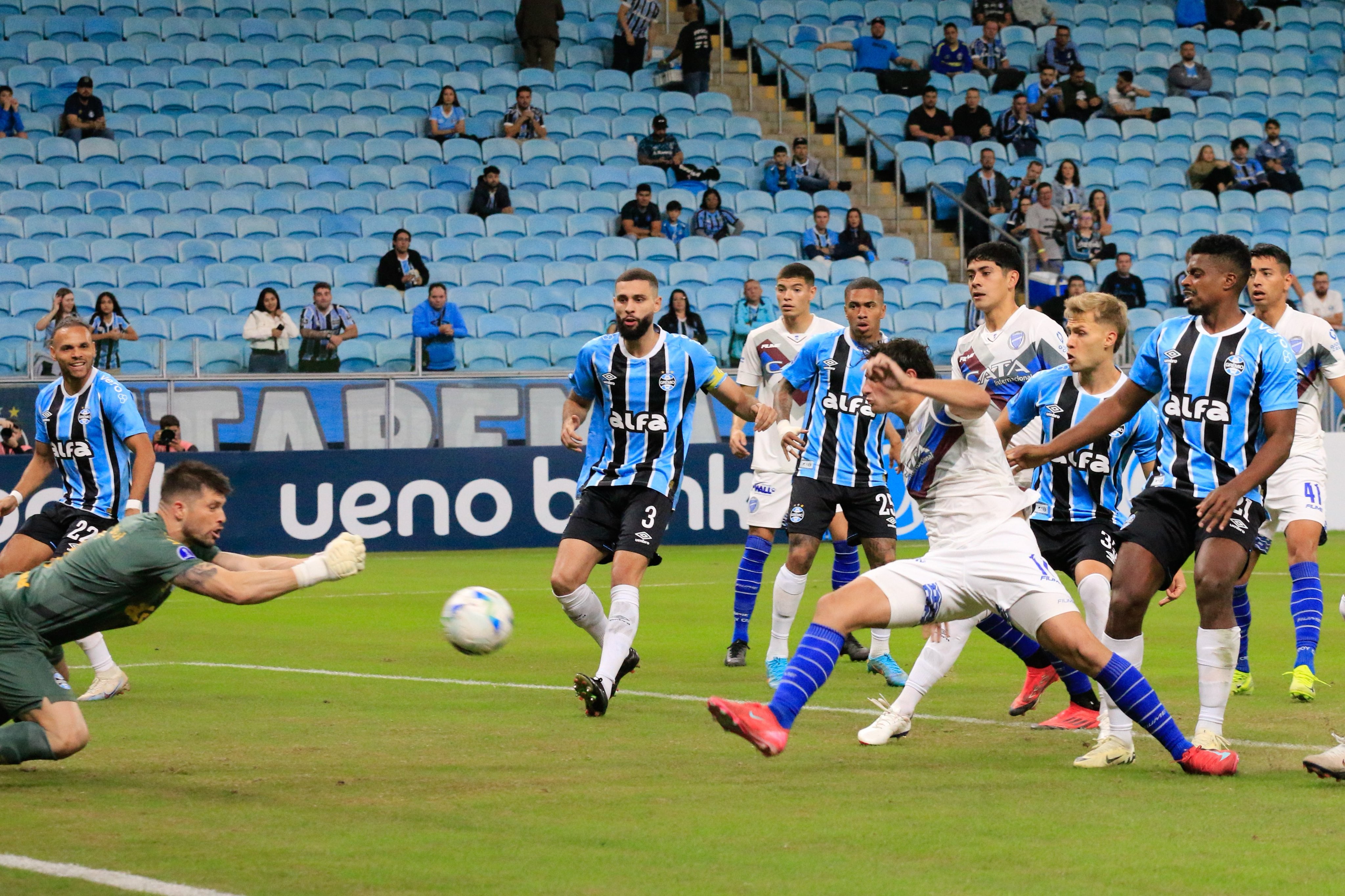 Grêmio busca evolução em meio a obstáculos no cenário futebolístico.