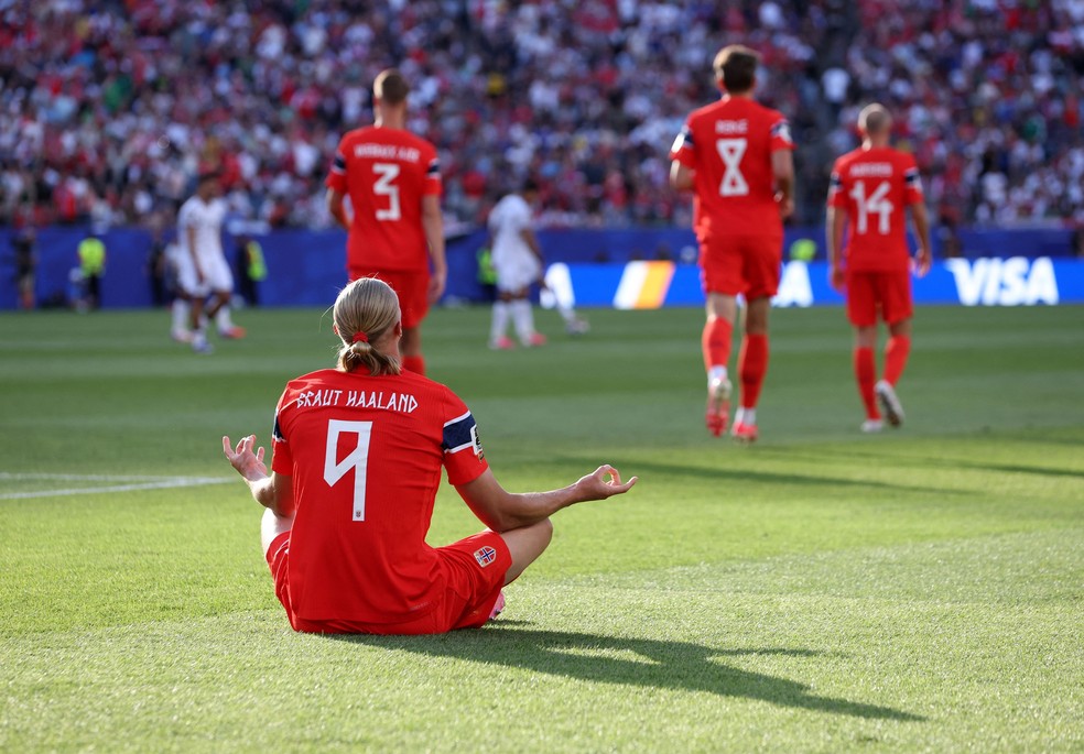 Haaland medita comemorando gol — Foto: Paul Rutherford / Reuters