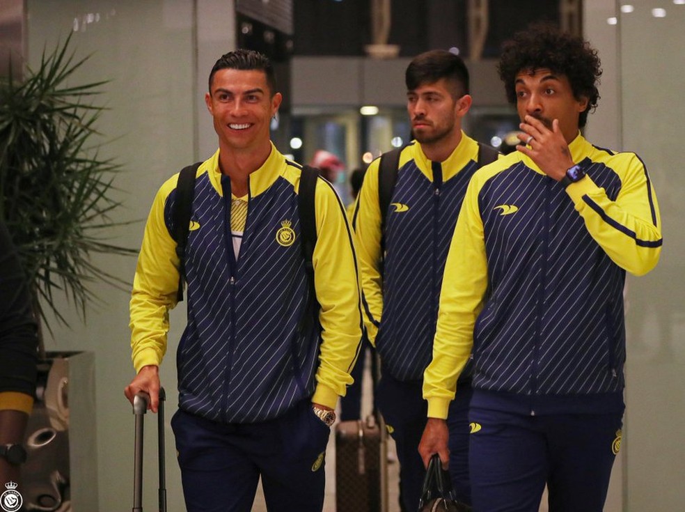 Cristiano Ronaldo e Luiz Gustavo antes de jogo do Al Nassr contra o Al Wehda — Foto: Site oficial do Al Nassr