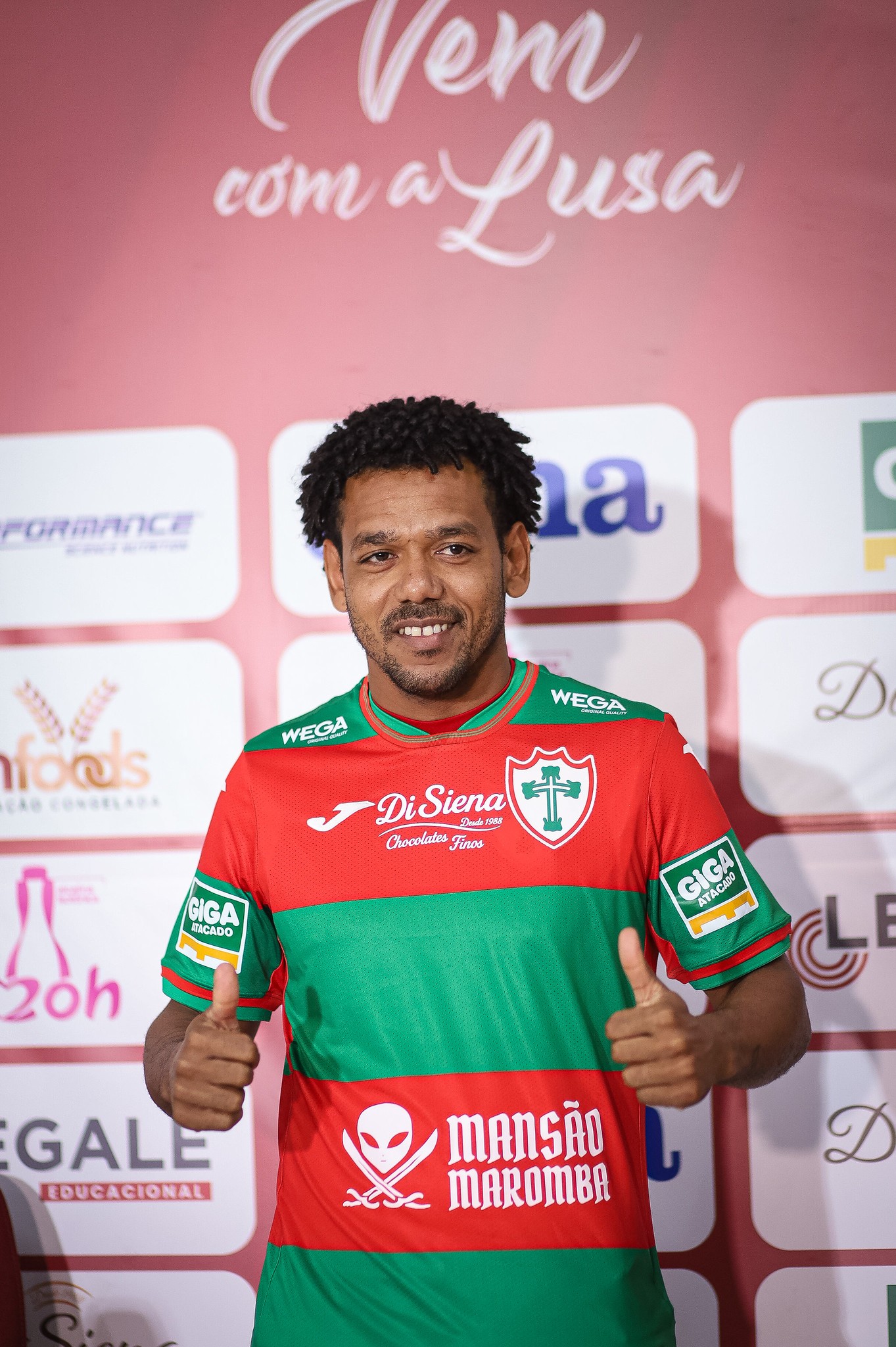 Romarinho durante sua apresentação na Portuguesa com a camisa do clube