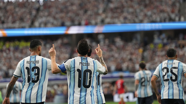 Messi comemora gol da Argentina contra a Áustria