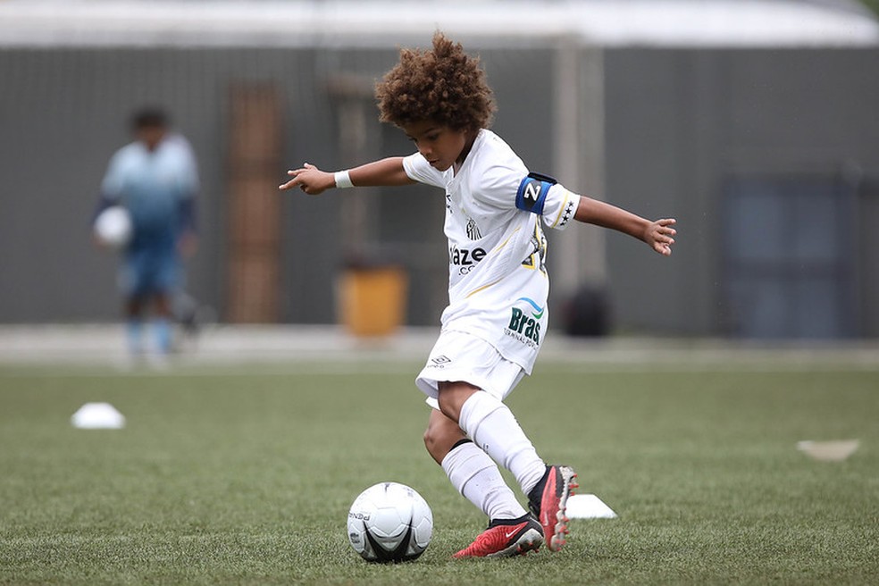Kauan Basile durante jogo do time sub-11 do Santos — Foto: Pedro Ernesto Guerra Azevedo/Santos FC