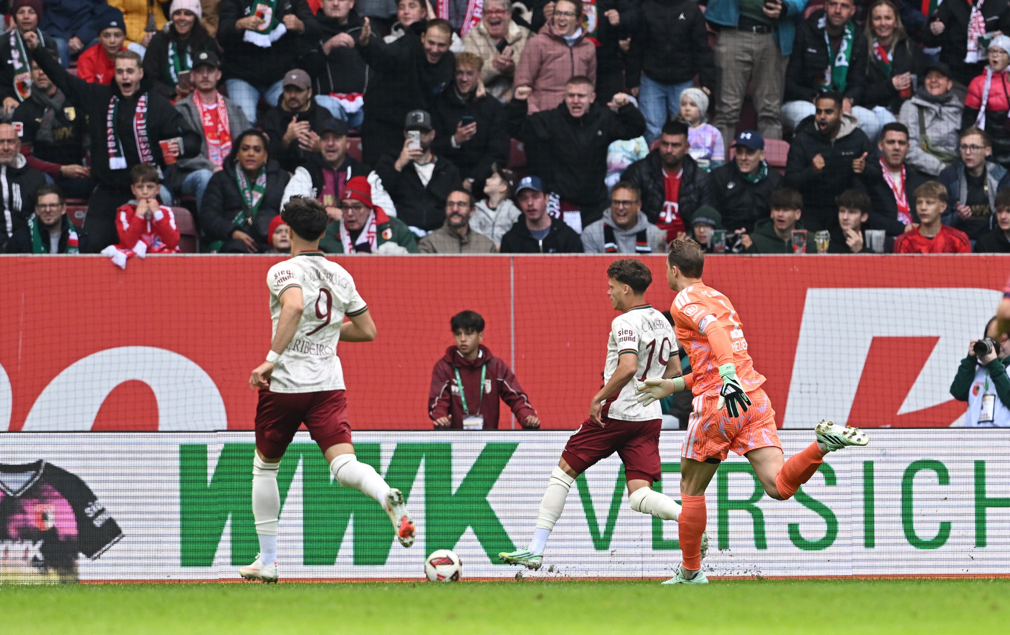 Neuer comete erro grosseiro e leva gol aos cinco segundos; veja vídeo