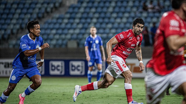 Bruno Mendes desperdiçou pênalti para o Vila Nova