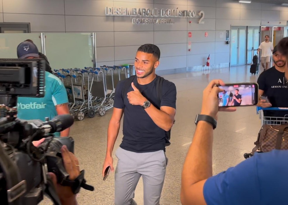 Wanderson chega em Belo Horizonte para assinar com o Cruzeiro. — Foto: Guilherme Macedo/ge