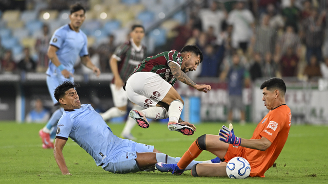 Lucho Acosta divide bola com Lampe em Fluminense x Bolívar