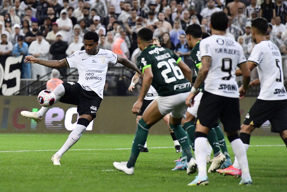 Gil faz gol do Corinthians em empate com o Palmeiras — Foto: Marcos Ribolli