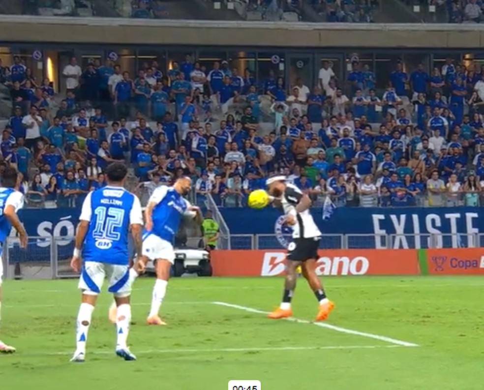 Imagens do lance do gol do Menphis em cima do Cruzeiro