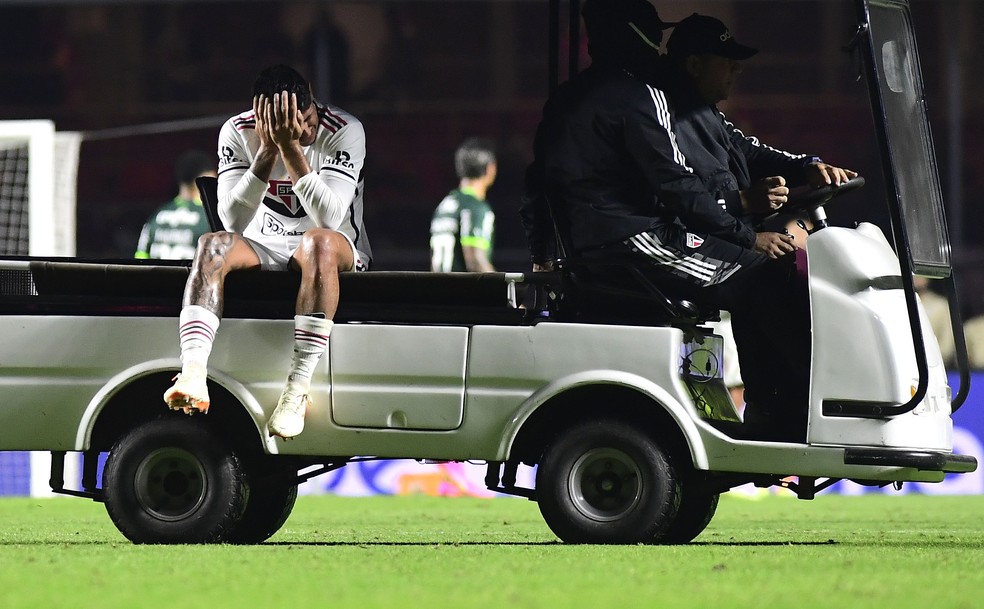 Alan Franco deixa o gramado chorando em São Paulo x Palmeiras — Foto: Marcos Ribolli