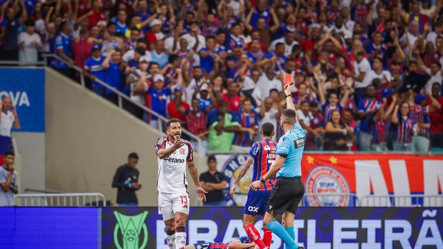 Expulsão de Danilo em Bahia x Flamengo