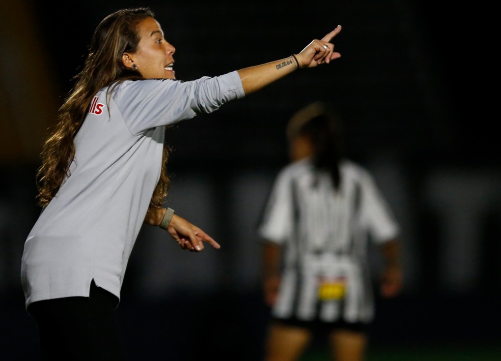 Camilla Orlando, técnica do Bragantino Feminino, na partida contra o Atlético-MG — Foto: Ari Ferreira/Red Bull Bragantino