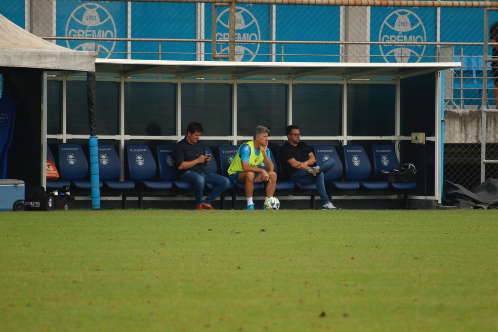 Renato assiste ao treino do Grêmio ao lado de dirigentes — Foto: João Victor Teixeira