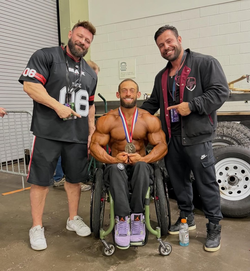 Gorila Albino com seus preparadores Fabrício Pacholok e Gabriel Lacerda — Foto: Reprodução/Instagram