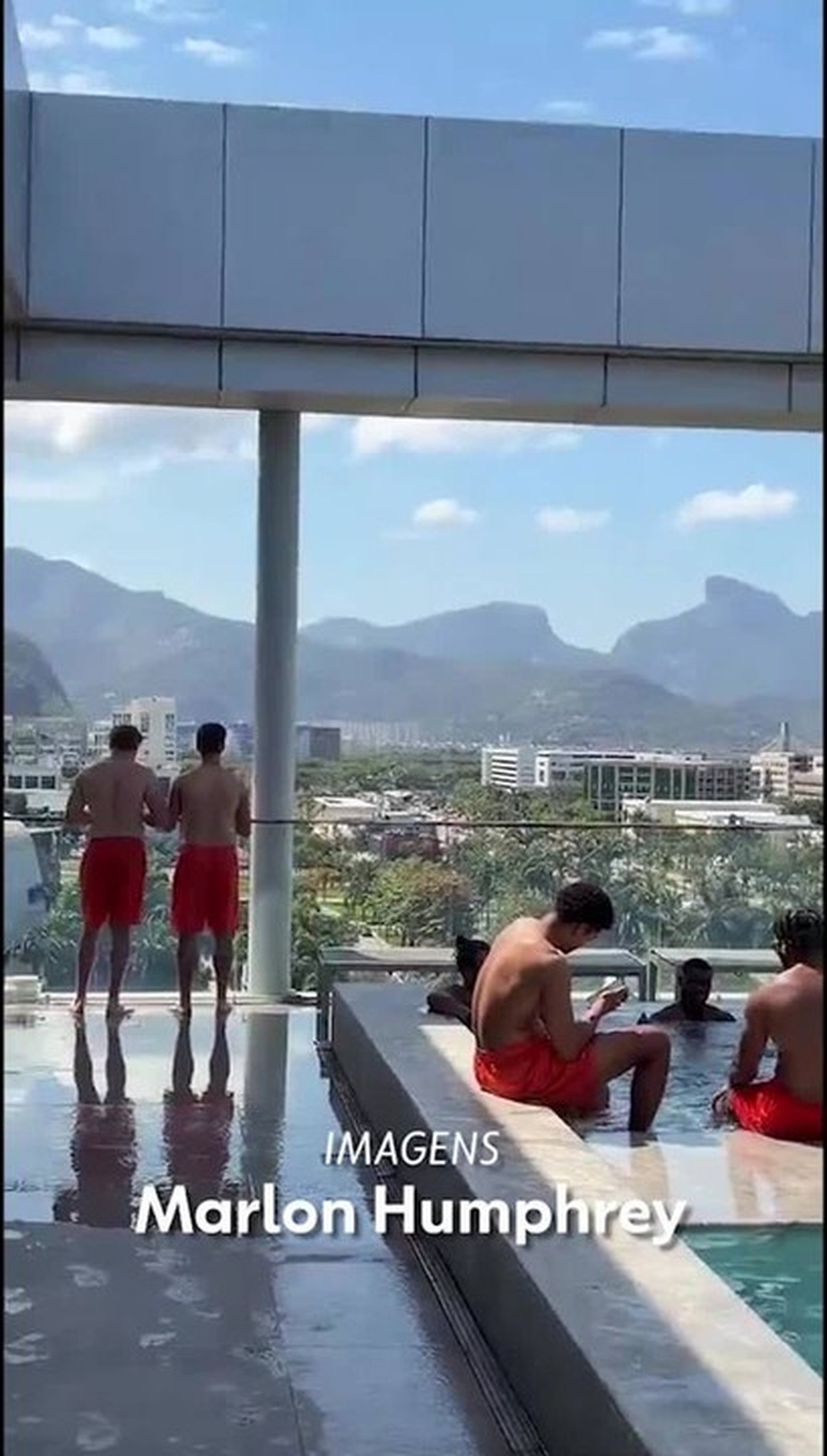 Piscininha, funk e vibe carioca: jogadores chegam ao Rio e curtem clima antes do jogo da NFL