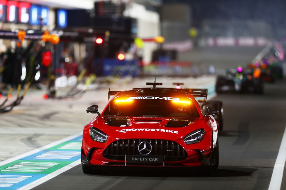 Safety car trouxe pilotos para cortar caminho pelos boxes por causa de retrovisor caído na pista, no GP do Catar da F1 2024 — Foto: Peter Fox/Getty Images