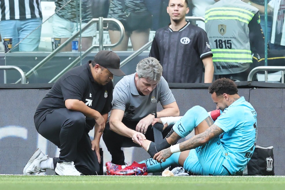 Equipe médica em atendimento durante partida