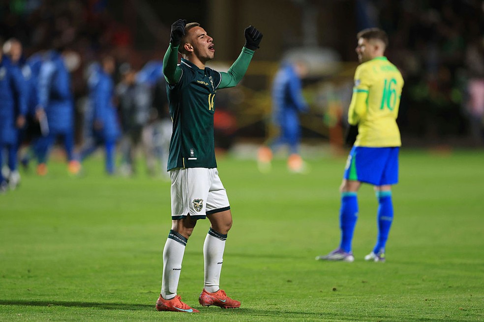 Robson Matheus jogou pela Bolívia contra o Brasil — Foto: Buda Mendes/Getty Image