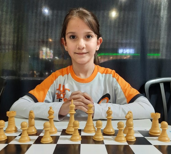 Após vender 3 mil canetas para ir a campeonato de xadrez, garota
