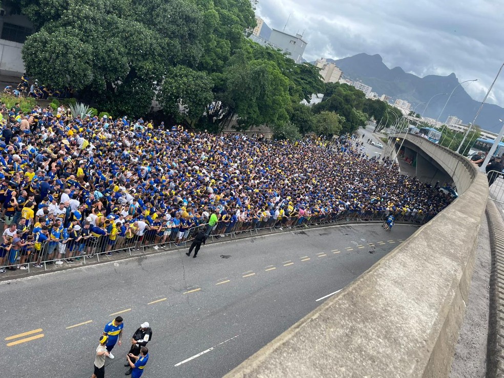 Torcedores do Boca Juniors, na chegada ao Maracanã — Foto: Caíque Andrade
