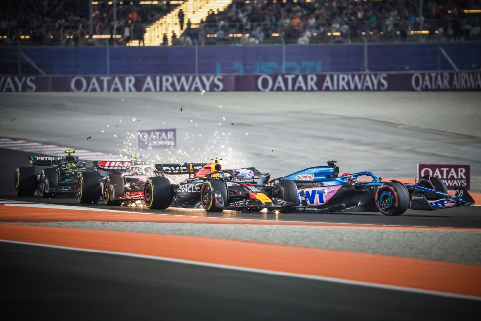 Batida que tirou Sergio Pérez de vez da briga pelo título da F1 2023, na corrida sprint do GP do Catar — Foto: Ayman Yaqoob/Anadolu Agency via Getty Images
