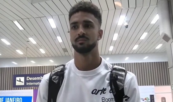 Atacante Chris Ramos chega ao Rio de Janeiro para assinar com o Botafogo