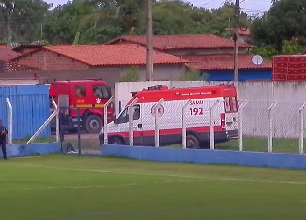 Ambulância chegou com mais de uma hora de atraso no Estádio Lucídio Frazão, em Chapadinha — Foto: Canal WF